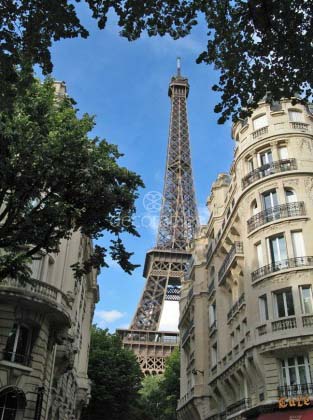 Eiffel tower from the neighborhood