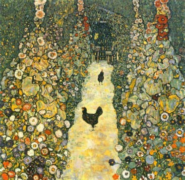 Sendero de jardin con gallinas