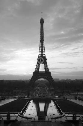 Torre Eiffel al amanecer