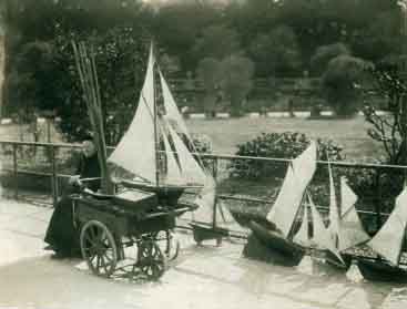 Alquiladora de modelos de barcos, Eugene Atget, Paris 1898