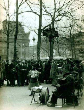 Cantante callejera, Paris. 1930